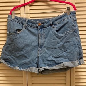 🐕‍🦺🐕🦮🐩ACCEPTING OFFERS🐕‍🦺🐕🐩Blue high waisted denim shorts H & M